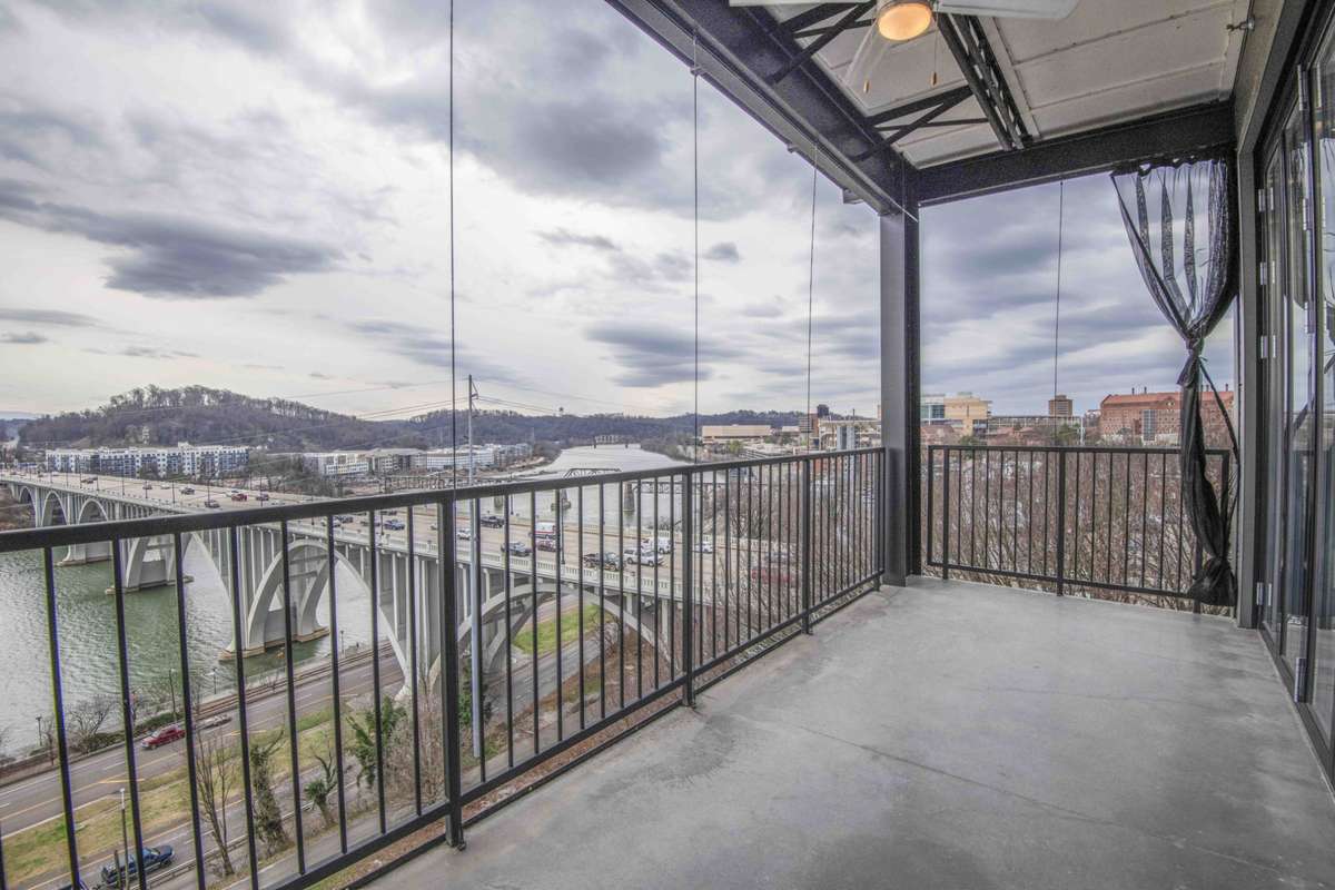 Back terrace view of Henley Street Bridge