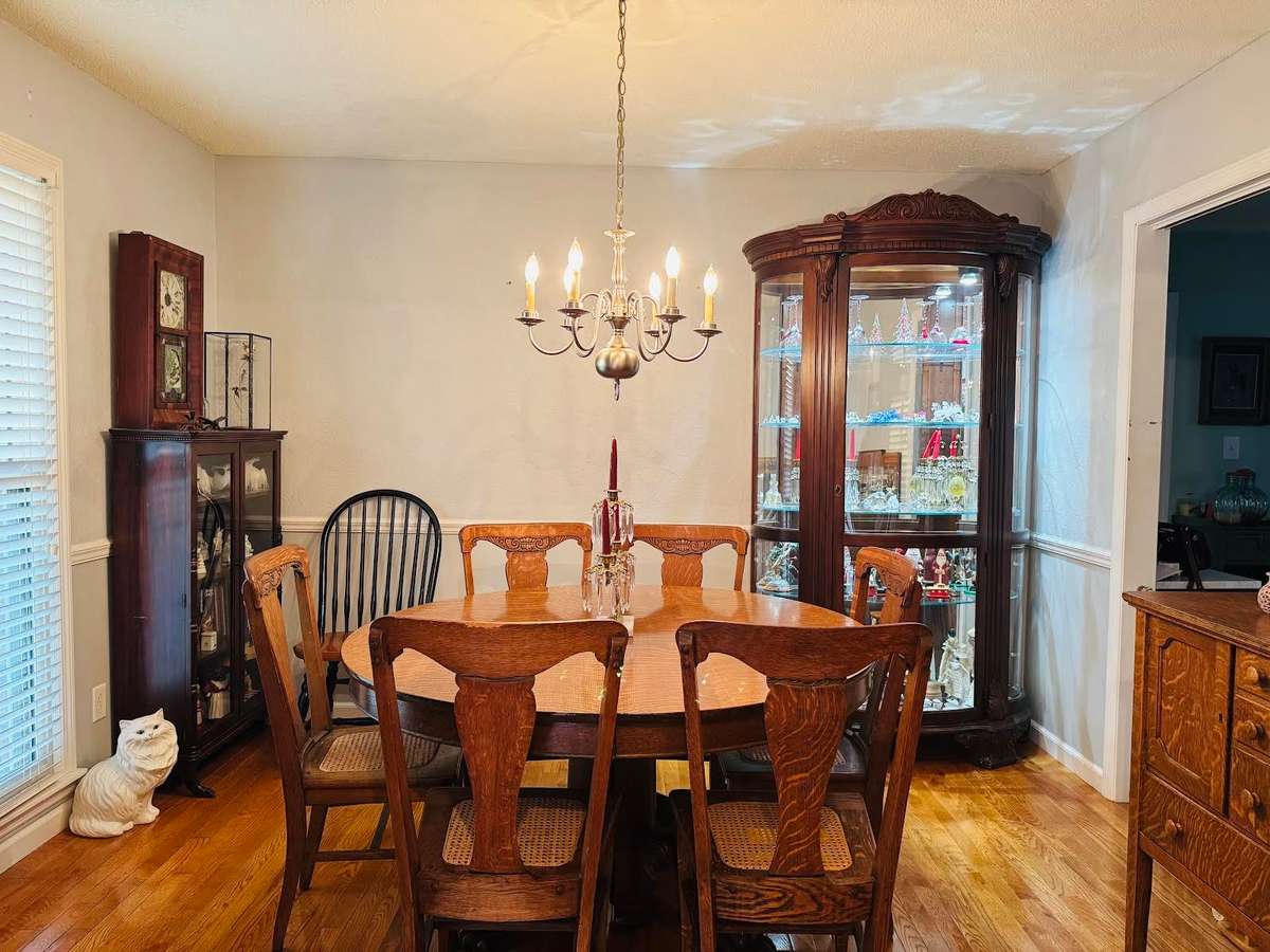 GORGEOUS DINING ROOM (PLENTY OF ROOM FOR YOUR BIG PIECES)