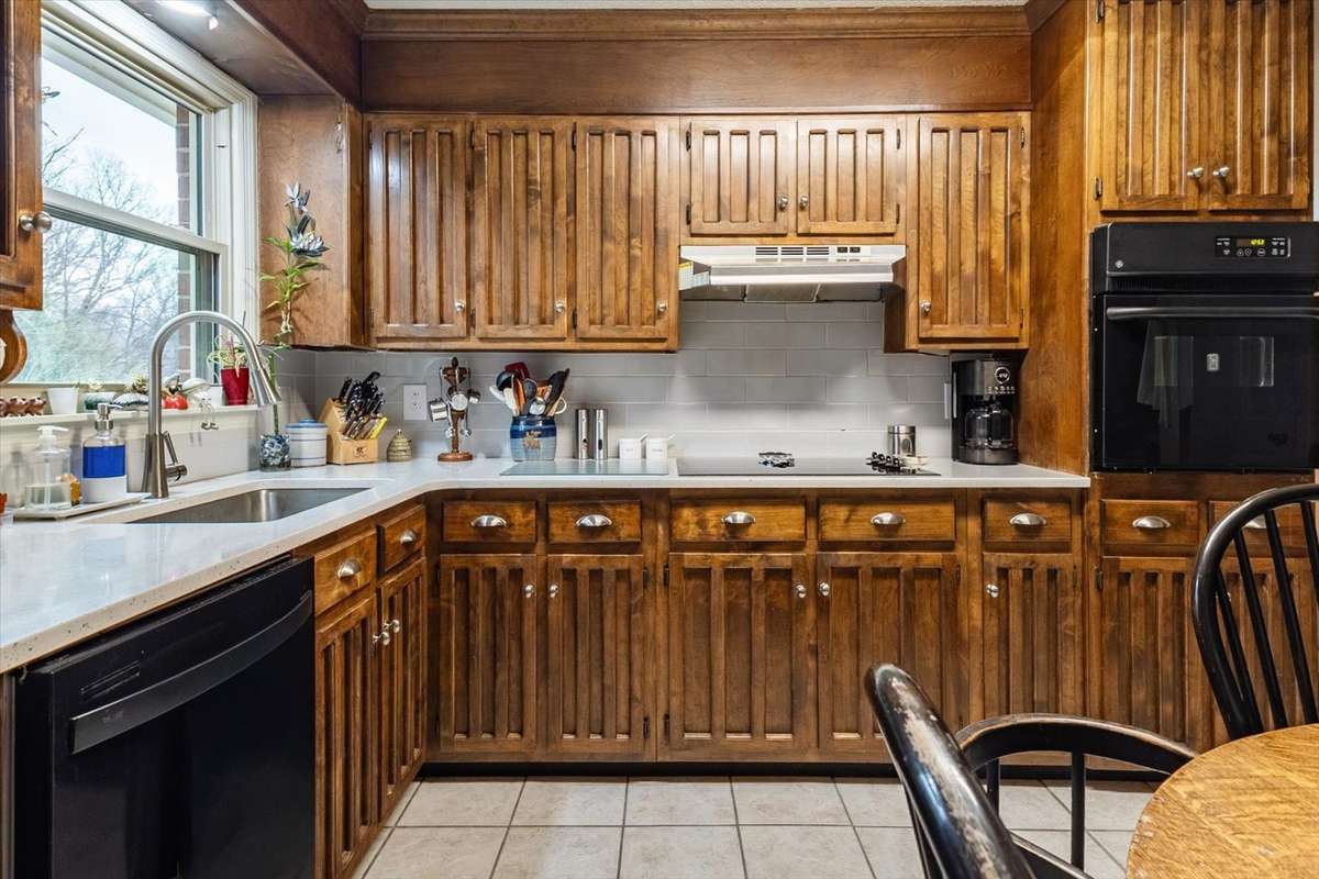 GORGEOUS WOOD CABINETS NEVER GO OUT OF STYLE!!