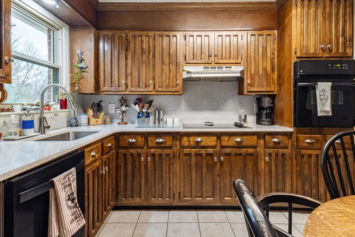 PLENTY OF CABINET & STORAGE SPACE!
