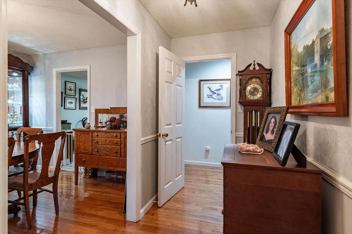 FOYER INTO THE DINING ROOM