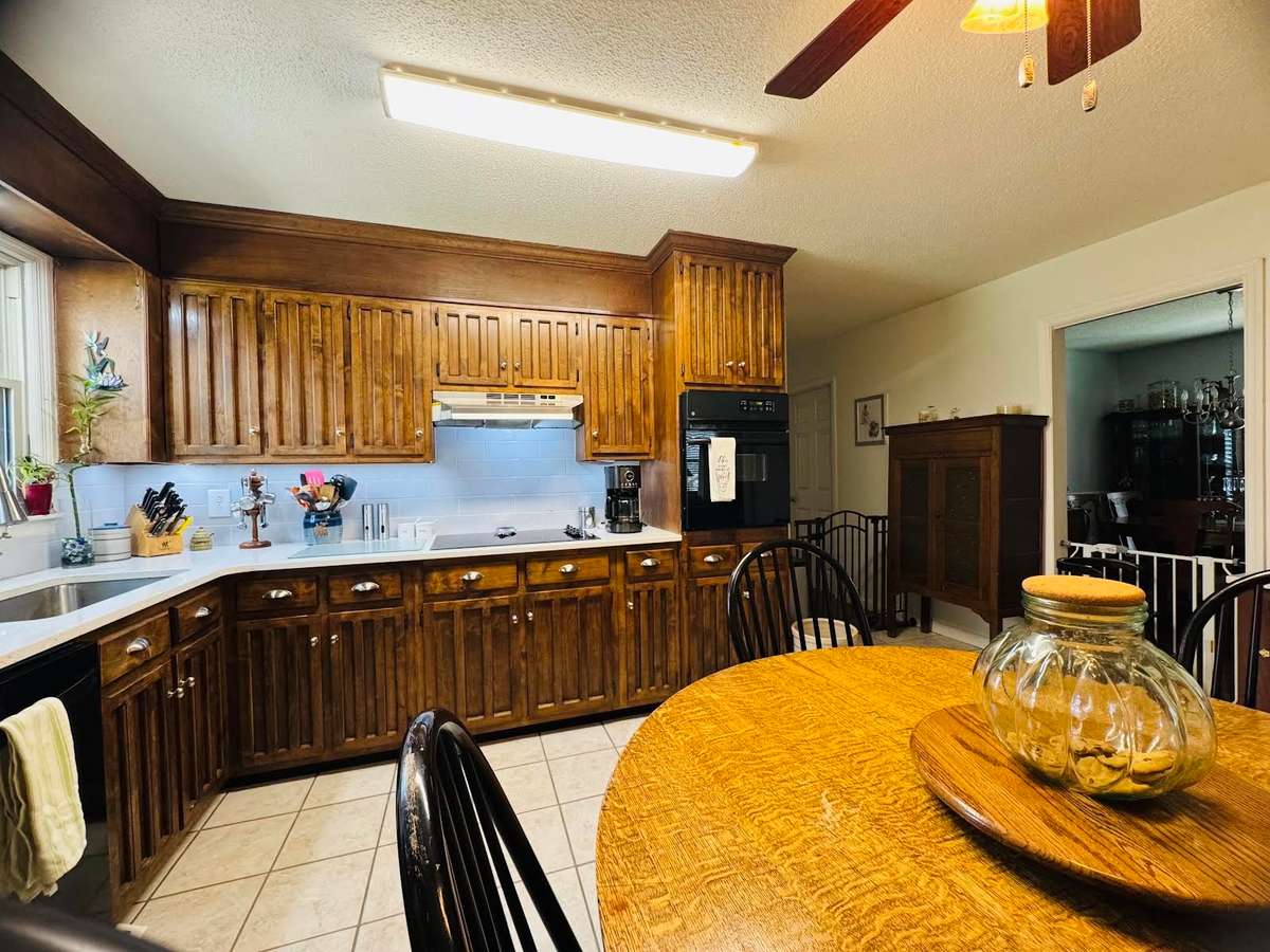 YOU'LL WANT TO EAT IN THIS KITCHEN FOR SURE!!