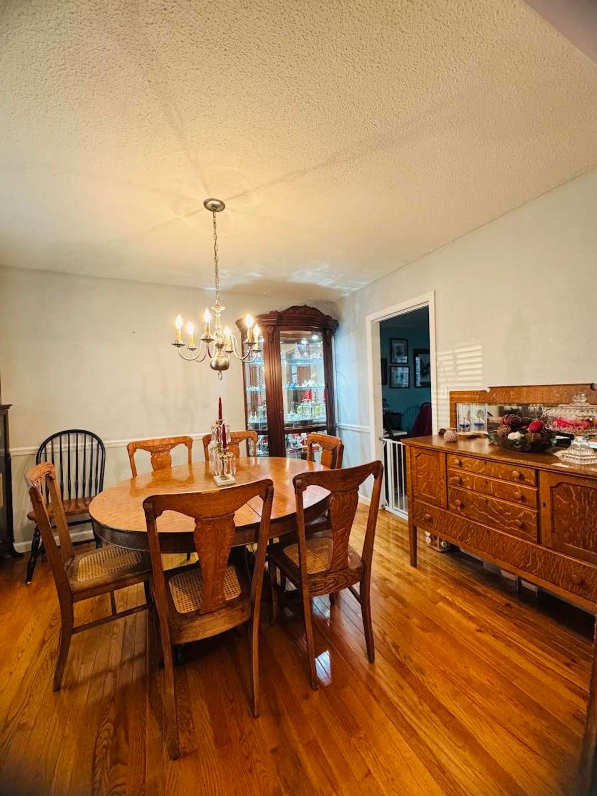 HERE'S ANOTHER PEEK AT THE DINING ROOM....
