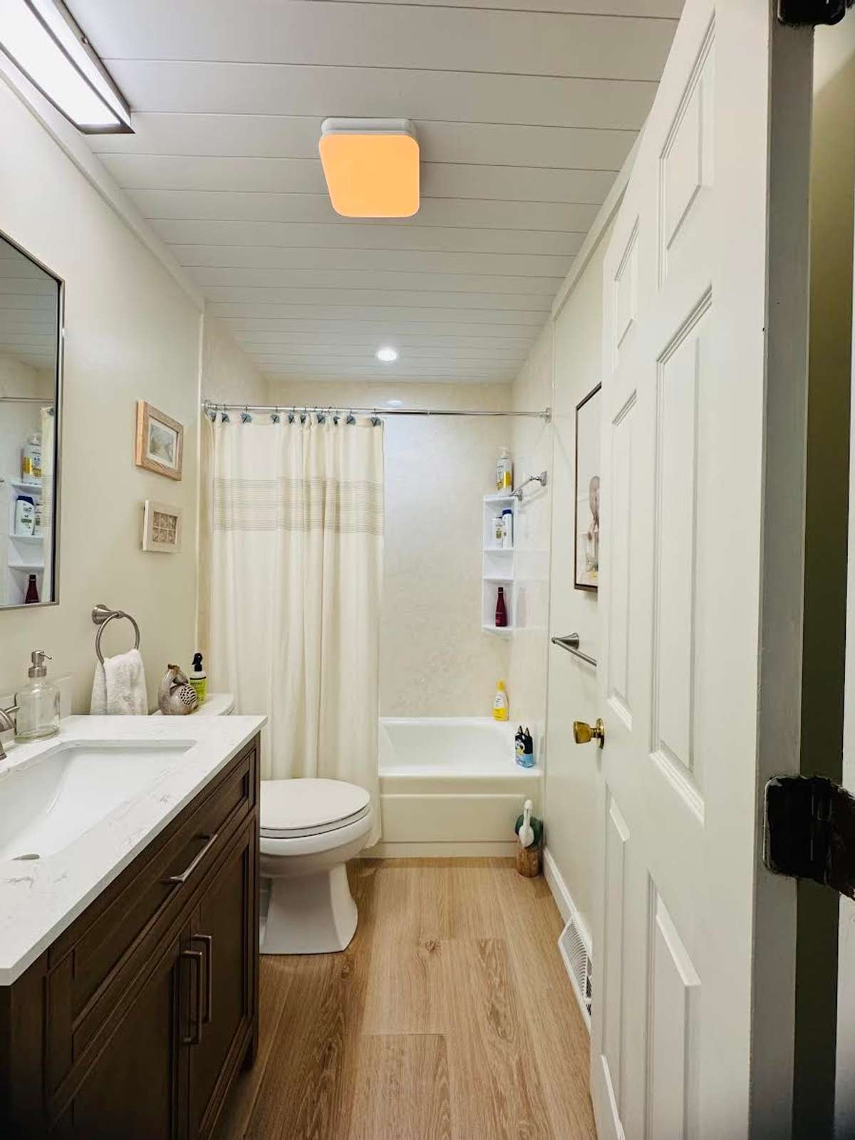 CHILD/GUEST BATH WITH TUB