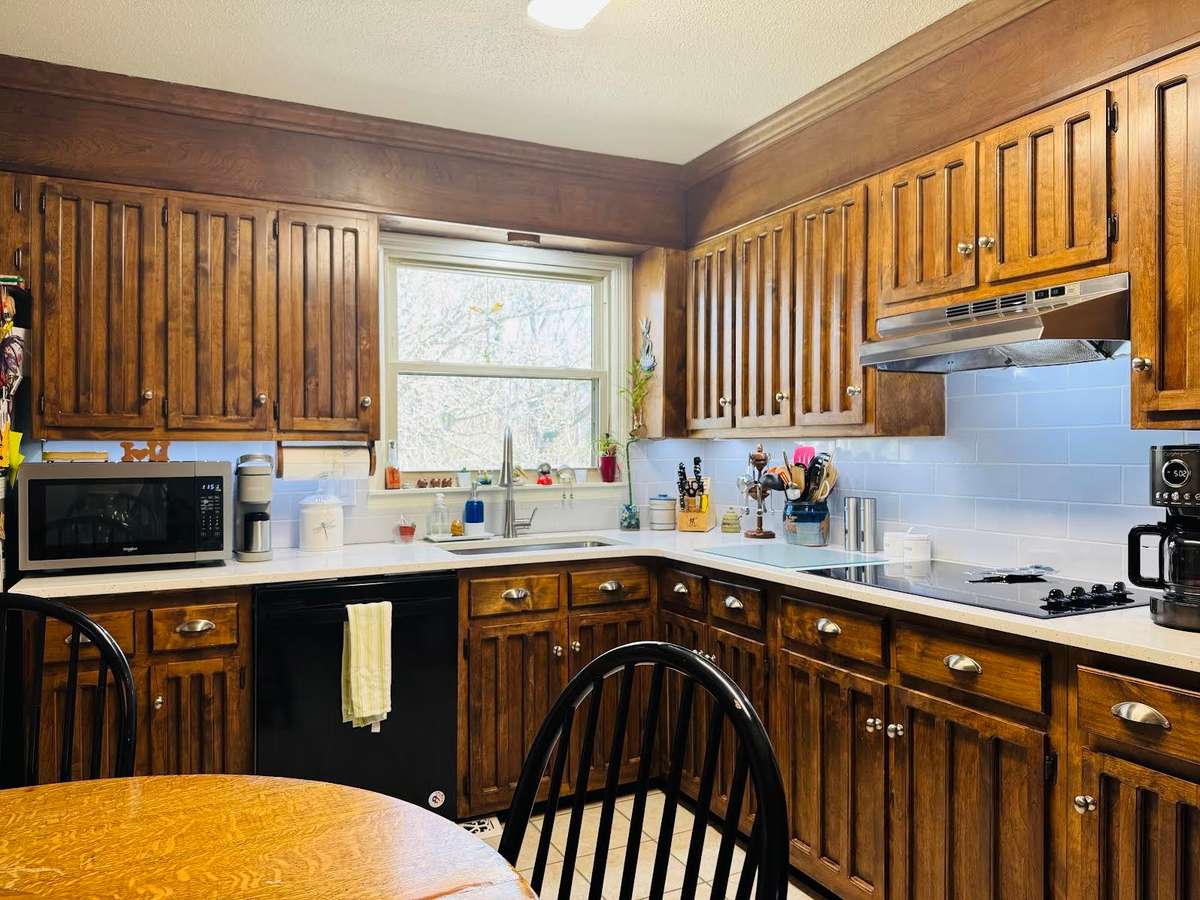OH MY!! THE KITCHEN IS SO IMPRESSIVE!!