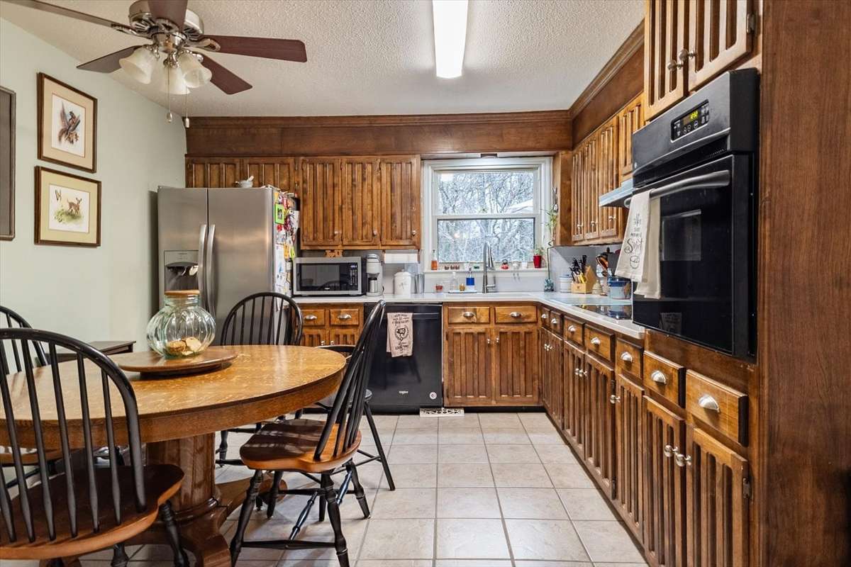 AND THE LARGE & CAPITVATING KITCHEN!!