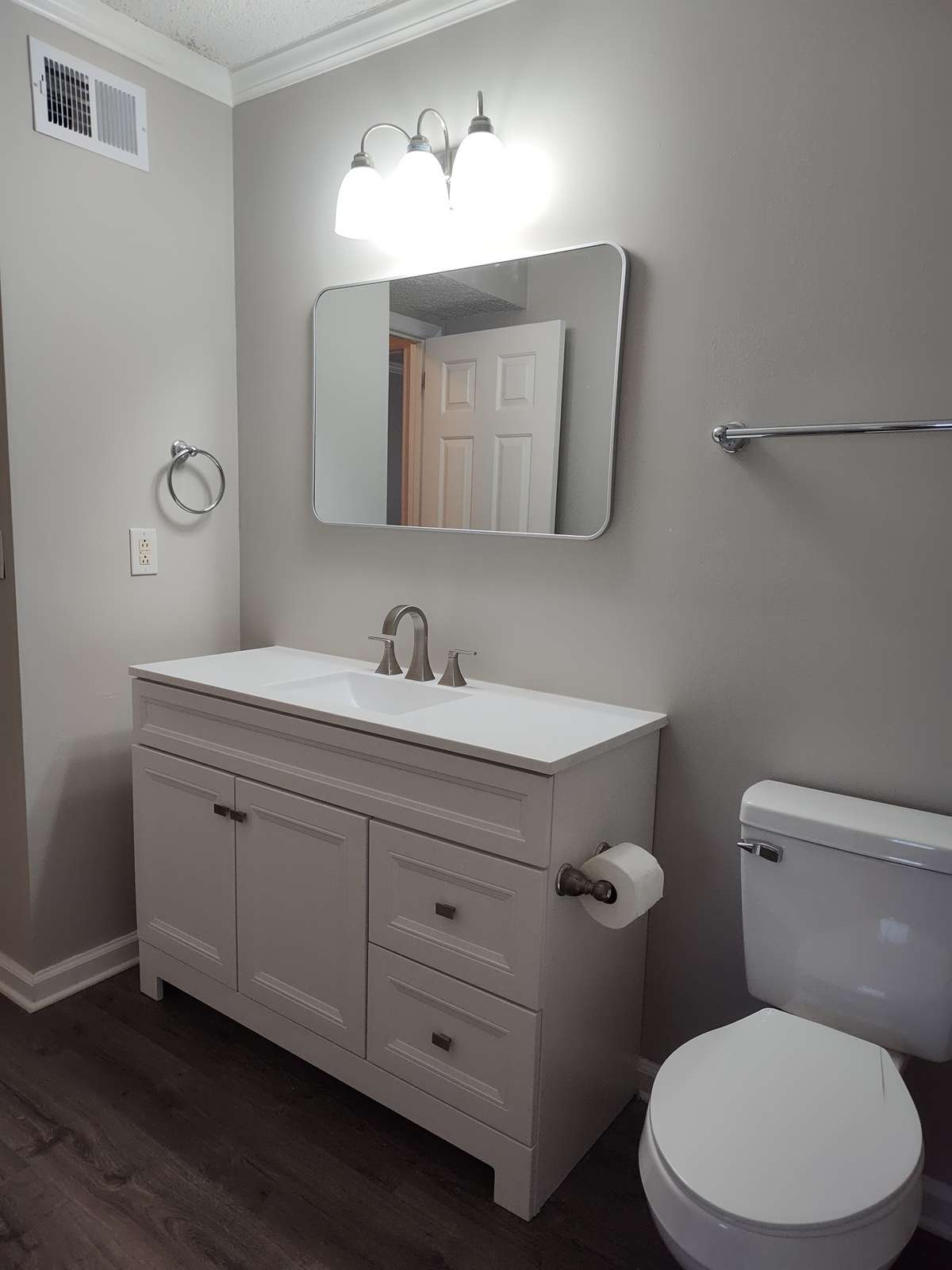 Upstairs bathroom (2 of 2)