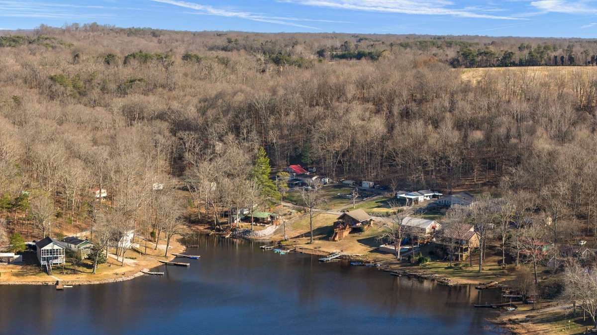 419 Jackie Dukes overlooking popular Whiskey Bay, on Lake Malone - a recreational paradise!