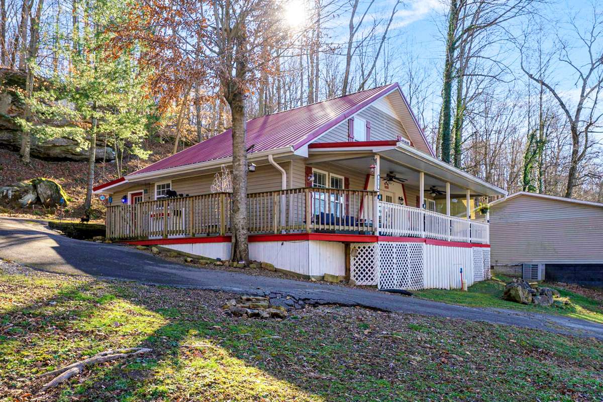 Welcome to 419 Jackie Dukes Dr, Lewisburg, KY 42256, overlooking beautiful Lake Malone!