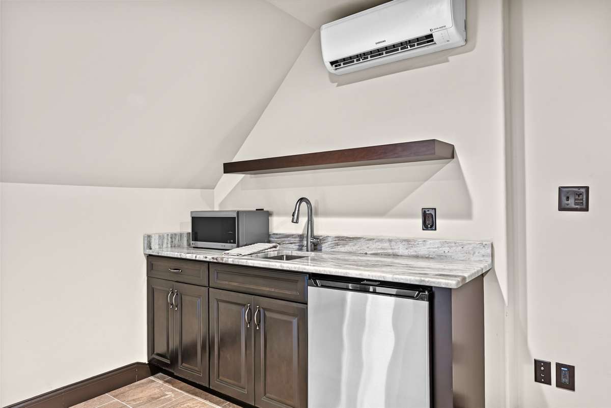 Bonus Room Kitchenette ( refrigerator)