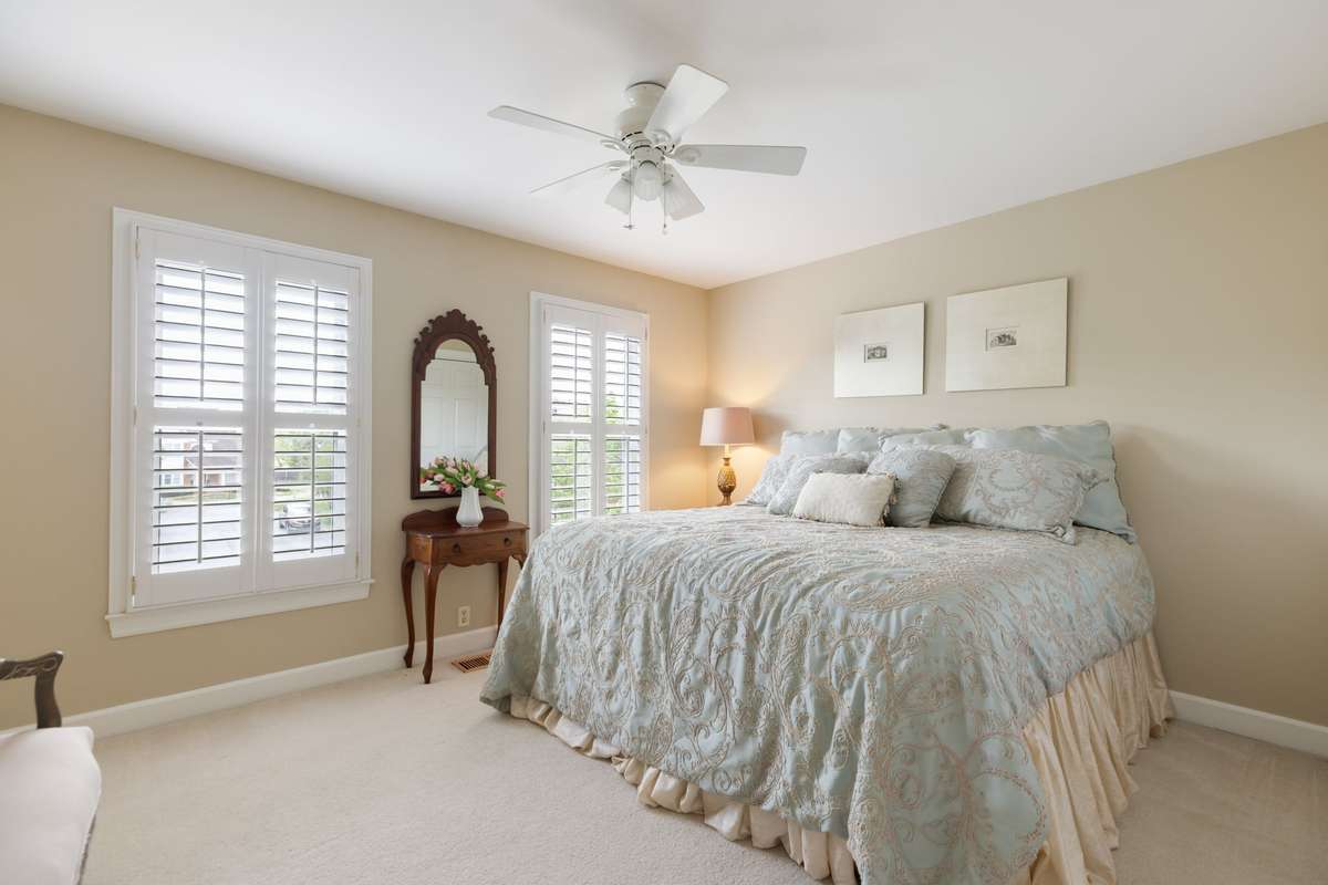 Large 2nd bedroom upstairs fits kind size bed