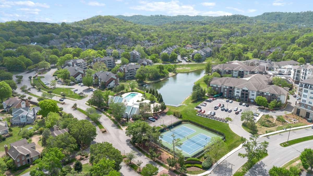 Amazing sidewalks and walkways throughout Burton Hills and walking distance to restaurants and shops in Green Hills. Hill Center includes Whole Foods and many upscale shops along with Trader Joes further north on Hillsboro and Green Hills Mall.