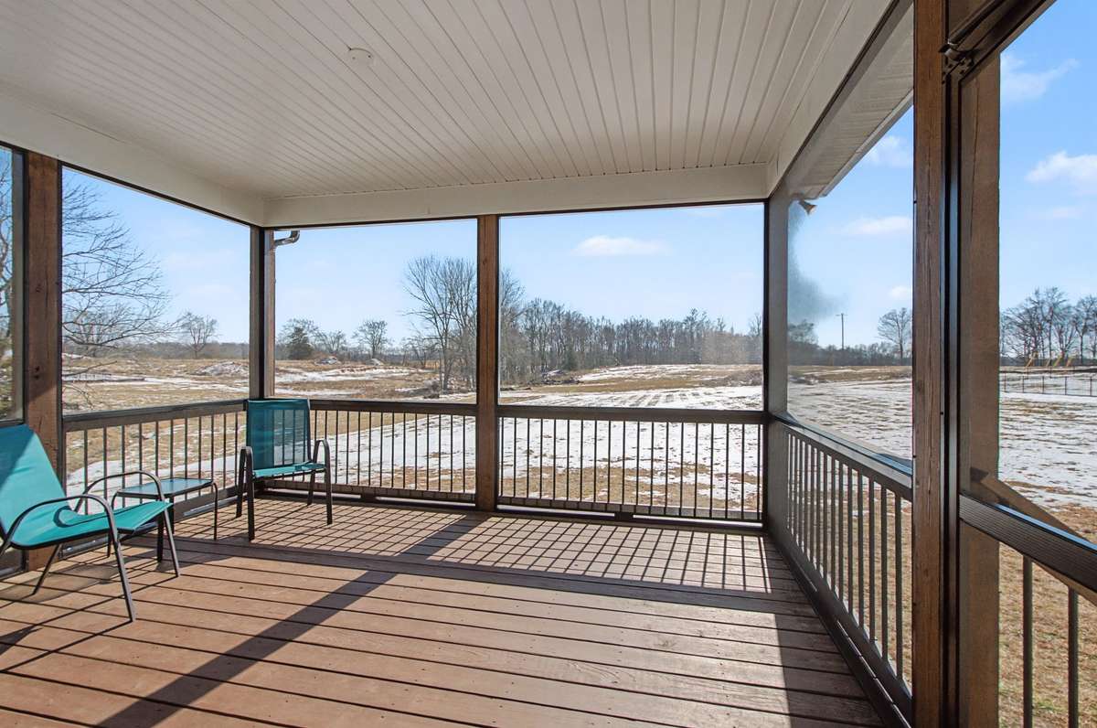 Screened in porch-so tranquil!