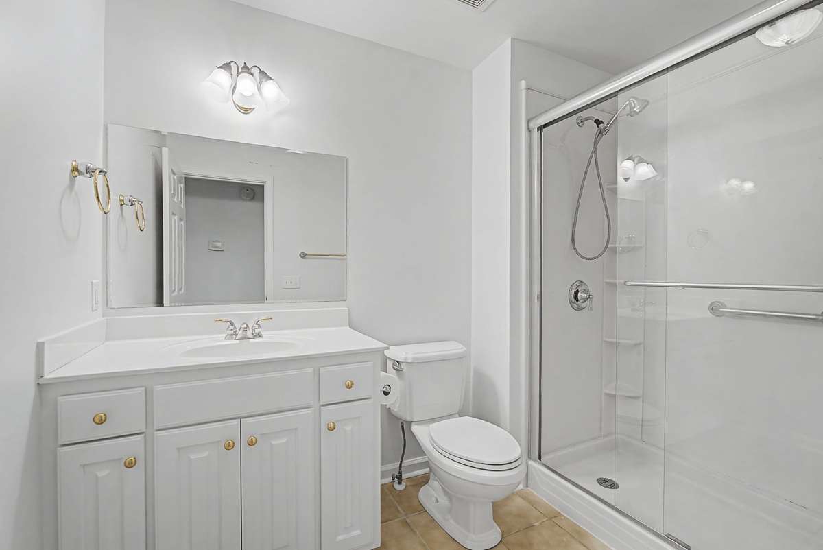 Upstairs full bath.