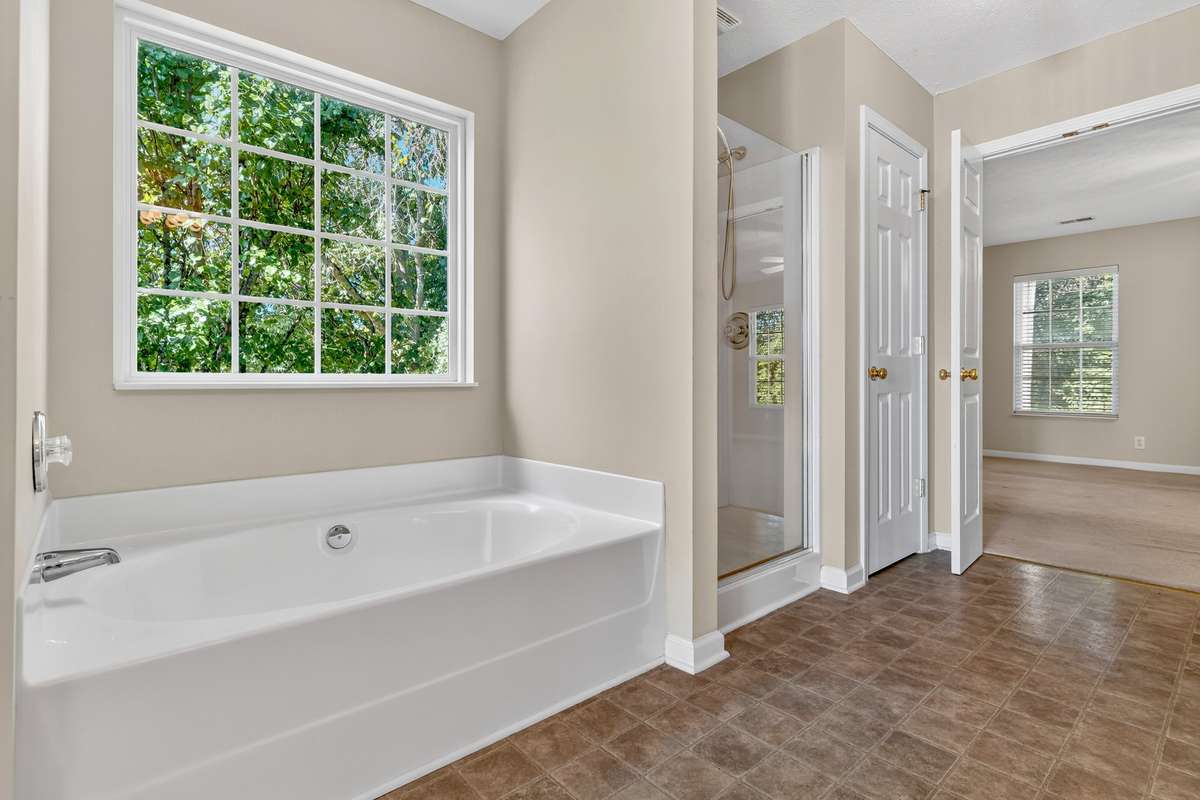 Soaking tub. . . notice view from all windows is trees!