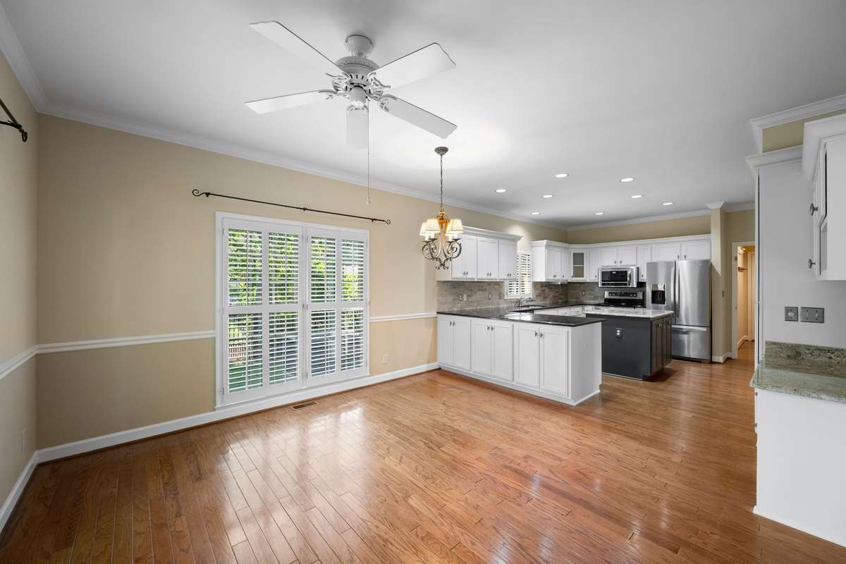 Kitchen & Eat-In Area