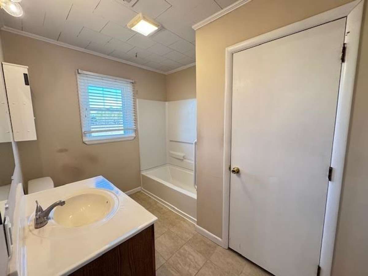 Primary bath with tile floor