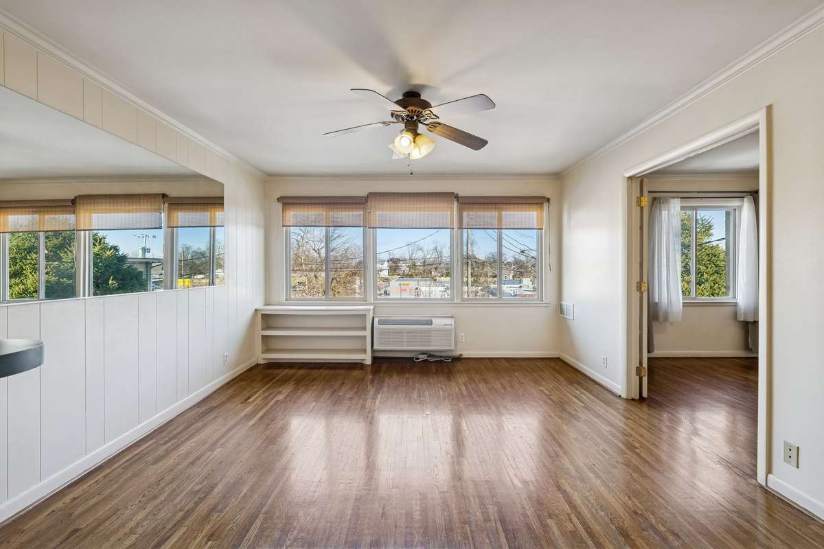 Living room with a lot of windows