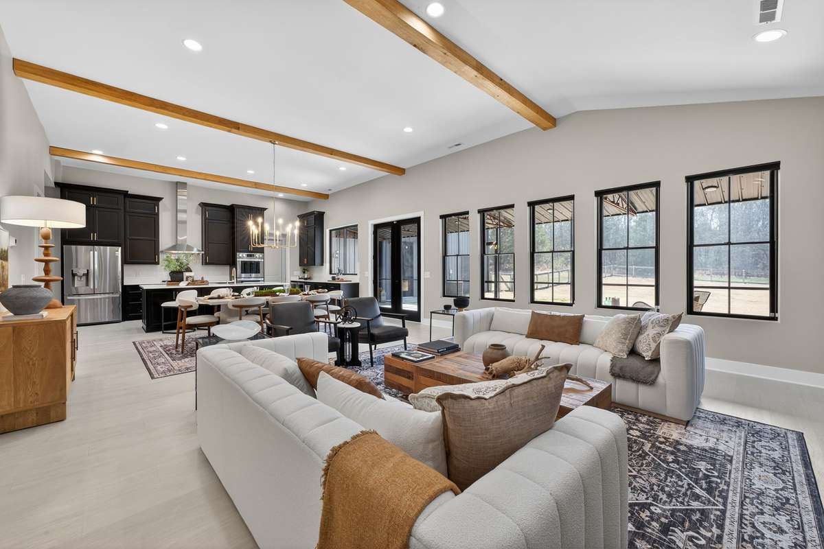 Large Living Space - Great for entertaining
