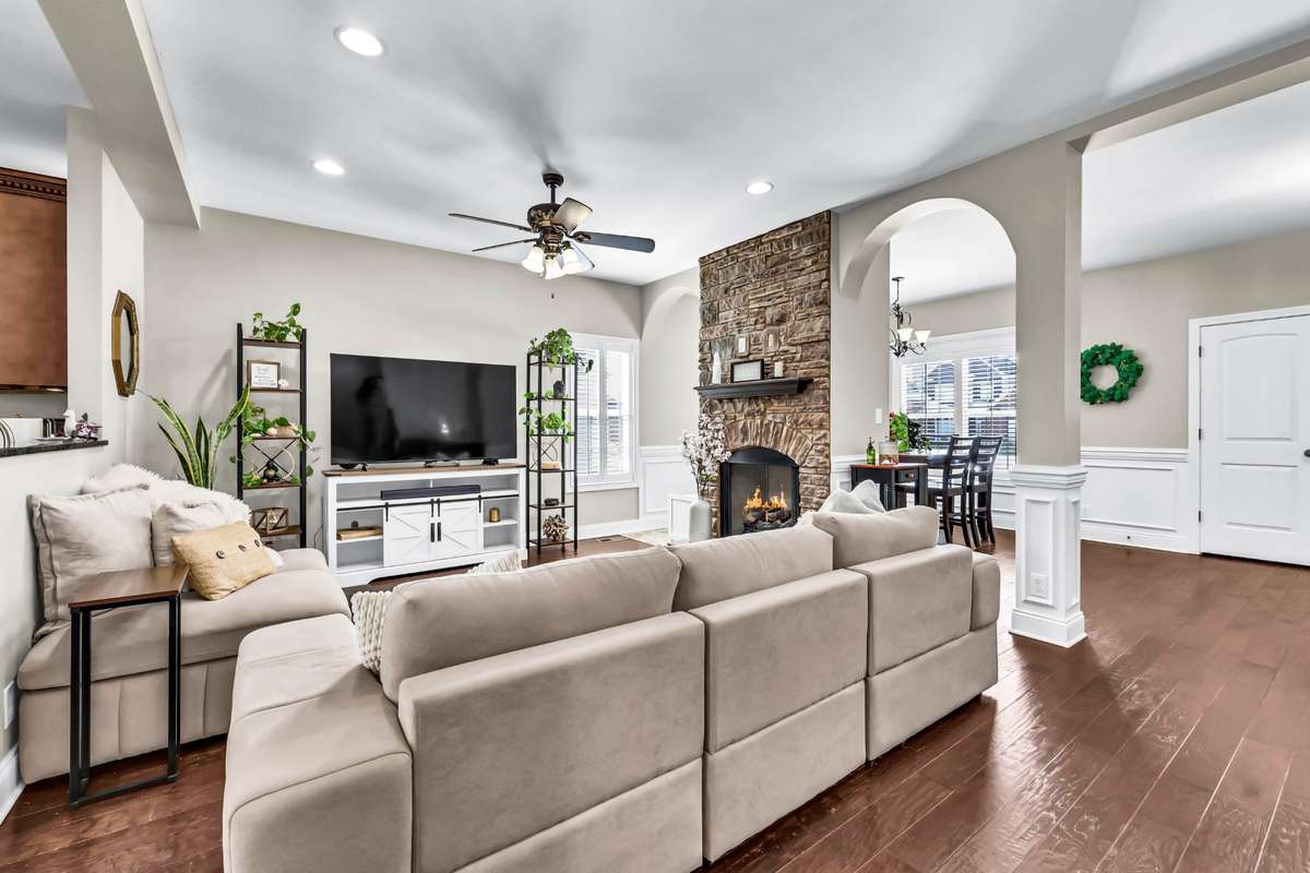 GREATROOM W/ STONE FIREPLACE