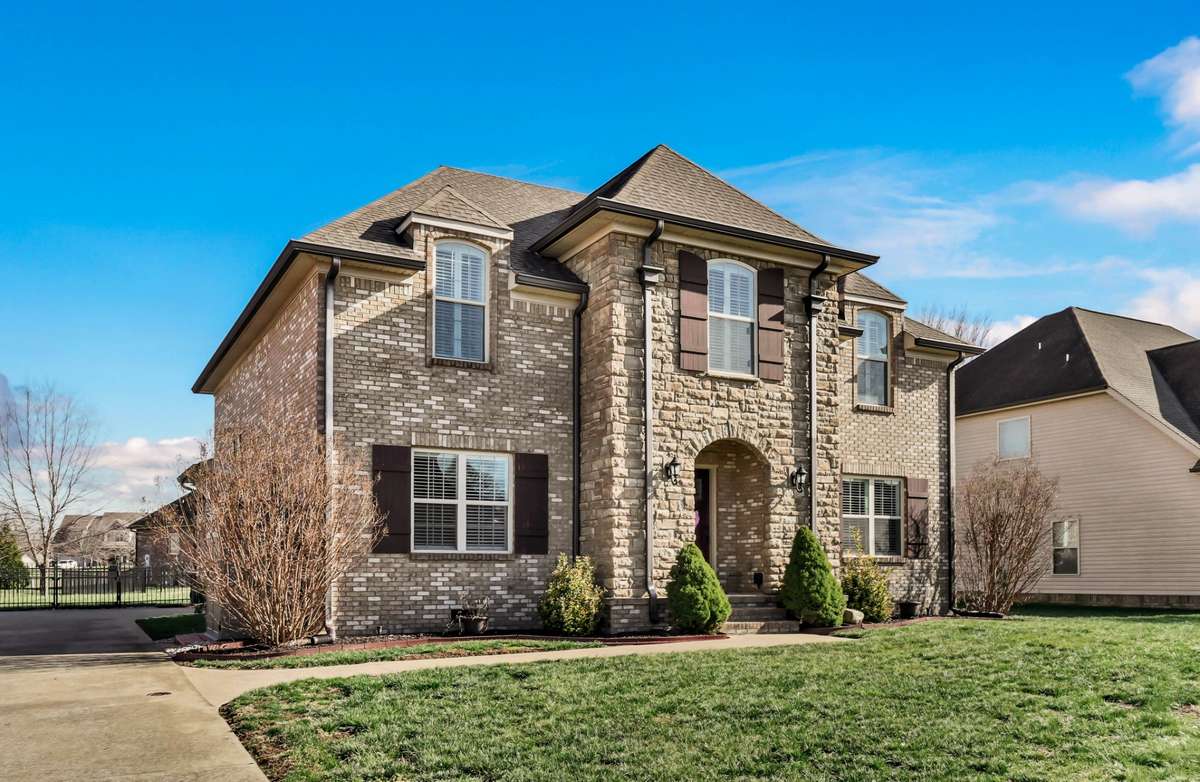 WELCOME HOME TO 1085  WILLOW CIRCLE !