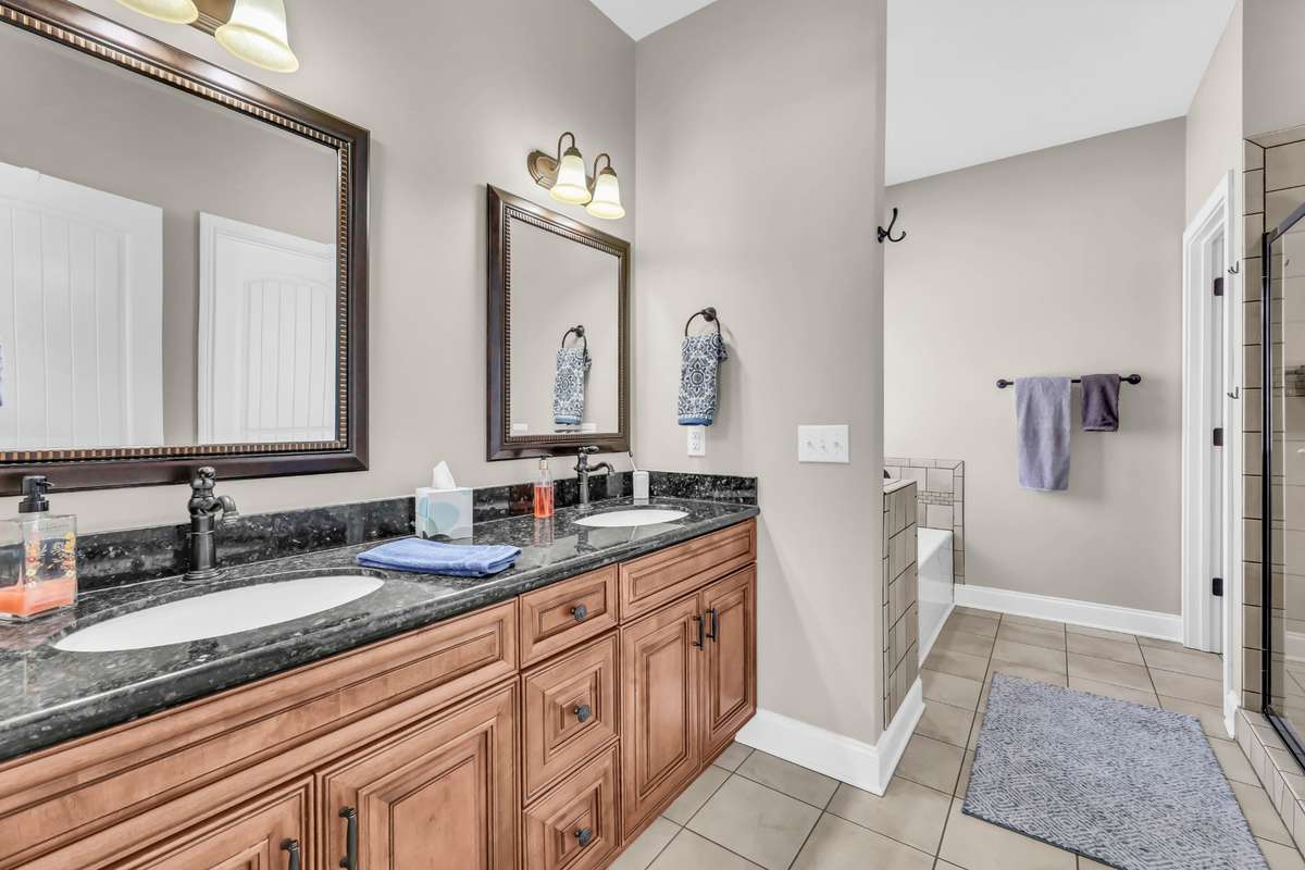 HUGE BATH W/ DOUBLE VANITIES, SEPARATE TUB & SHOWER