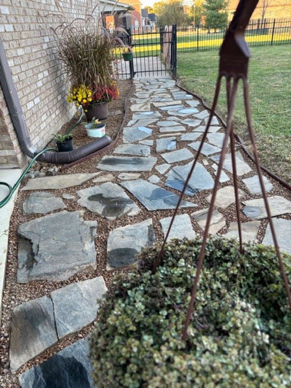 FLAGSTONE/PEBBLE WALKWAY