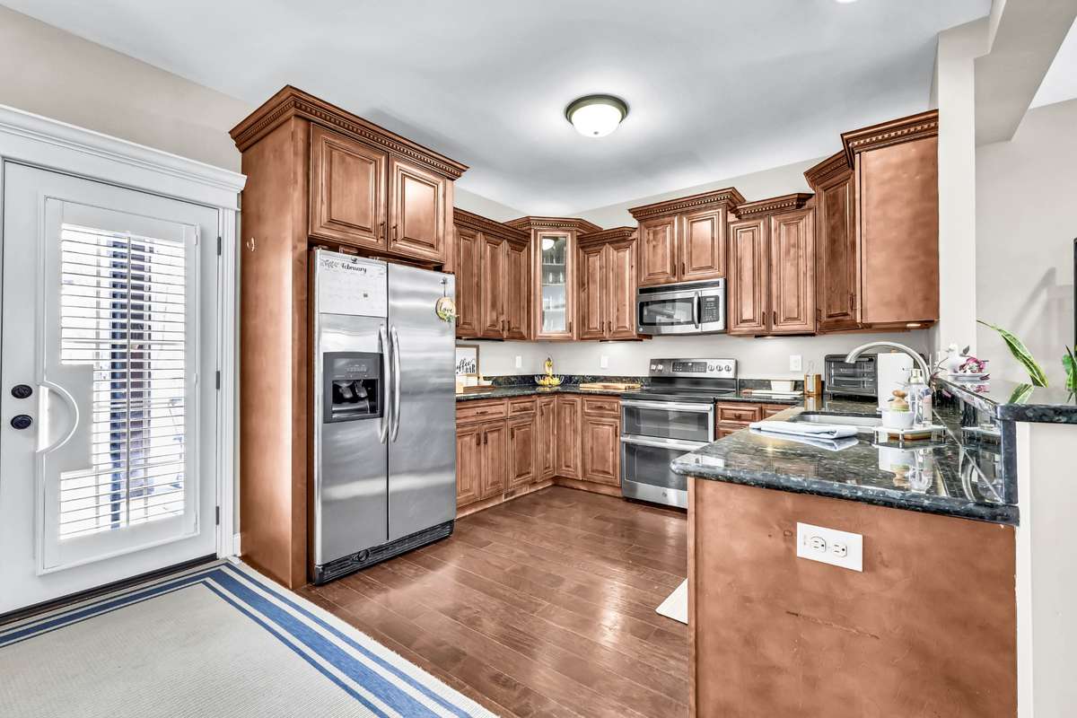 KITCHEN W/ AN ABUNDANCE OF CABINETS & COUNTER SPACE