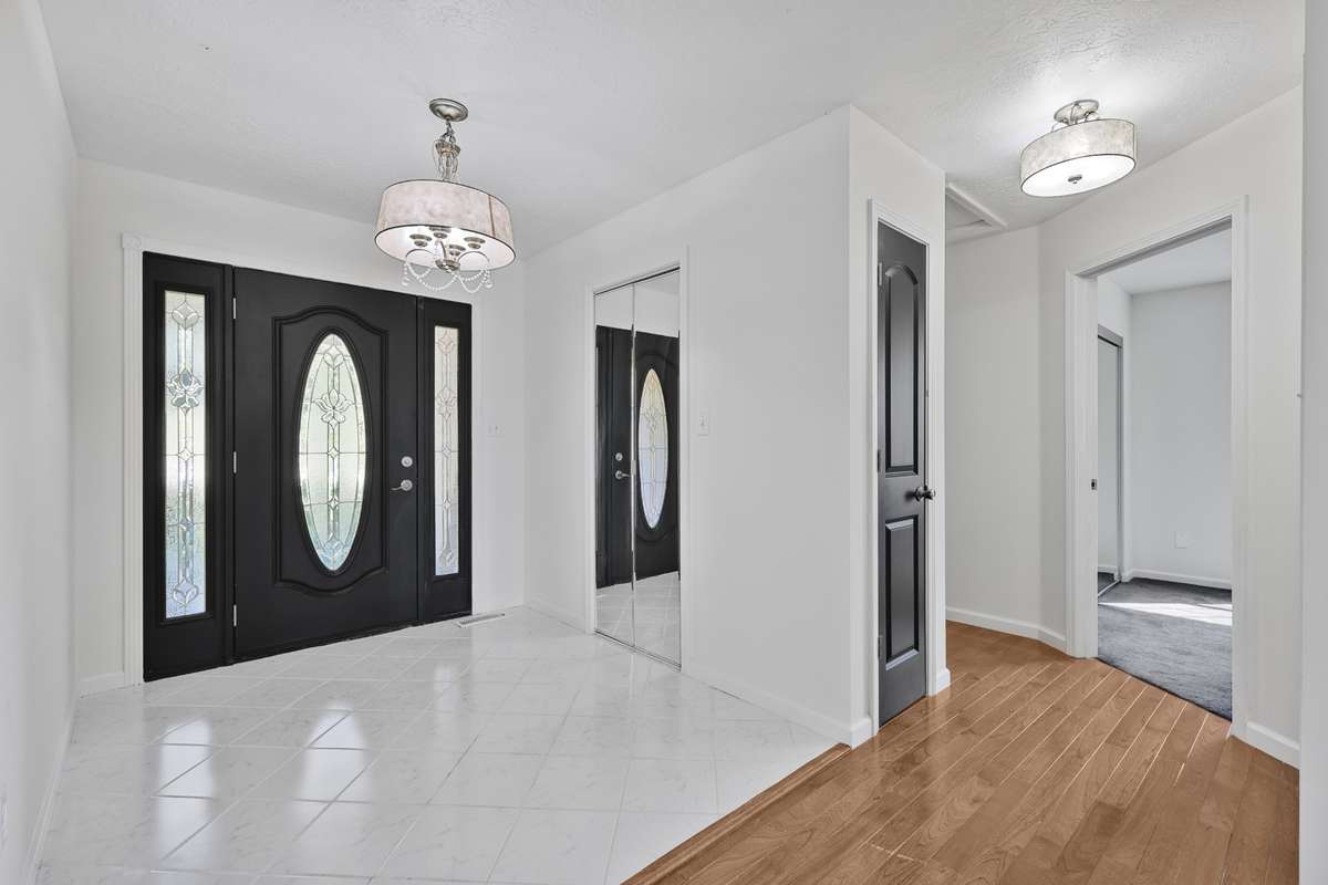 Bright, welcoming entry with modern finishes