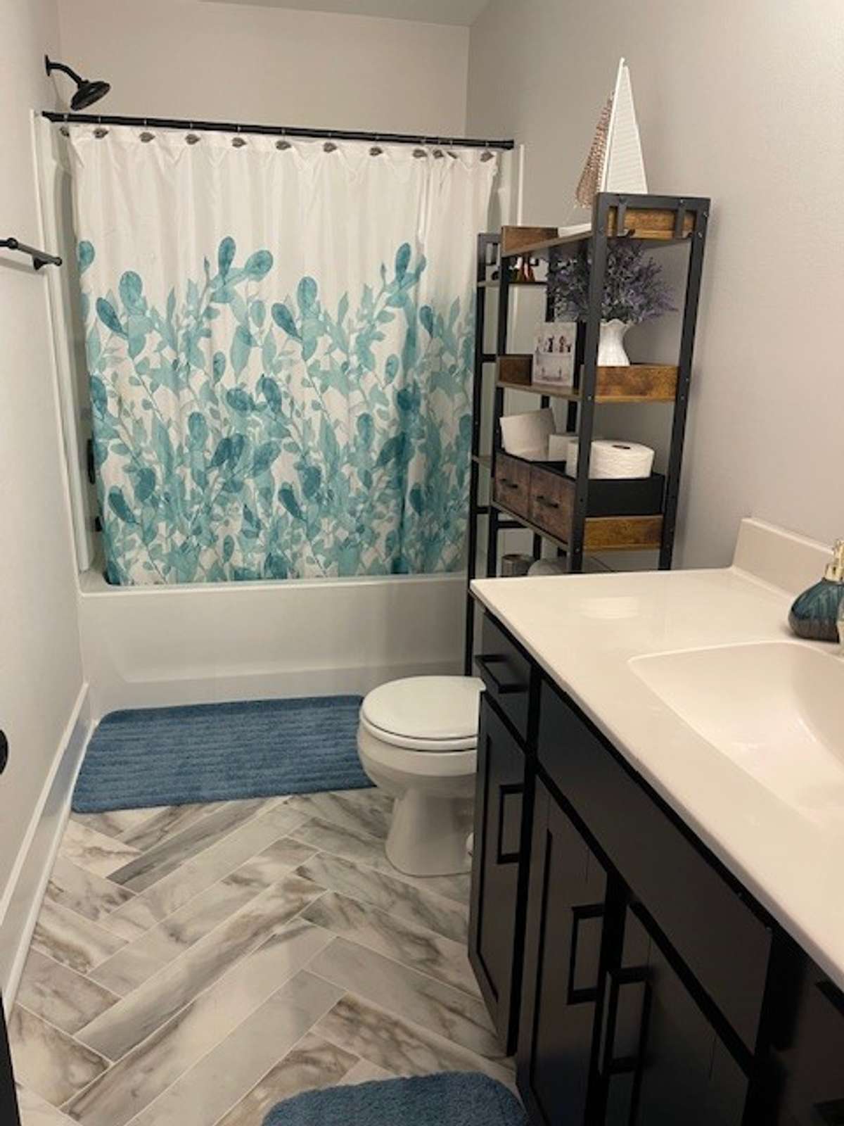 Hallway bath  for bedrooms 2 & 3