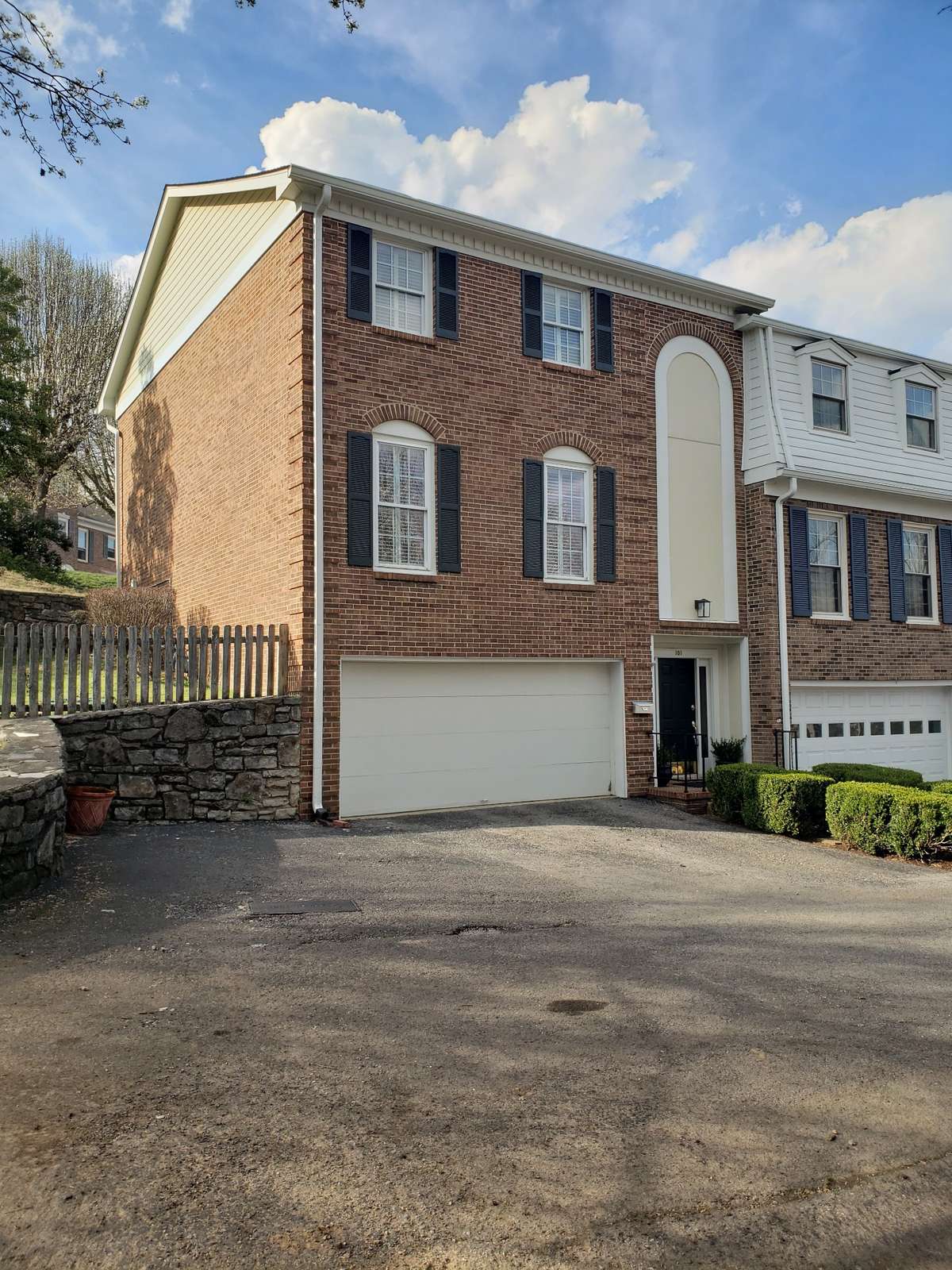 End Unit With Convenient Guest Parking!
