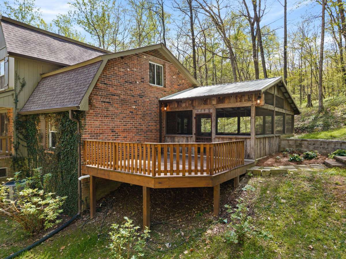 A large outdoor deck if you want the full experience of the outdoors.