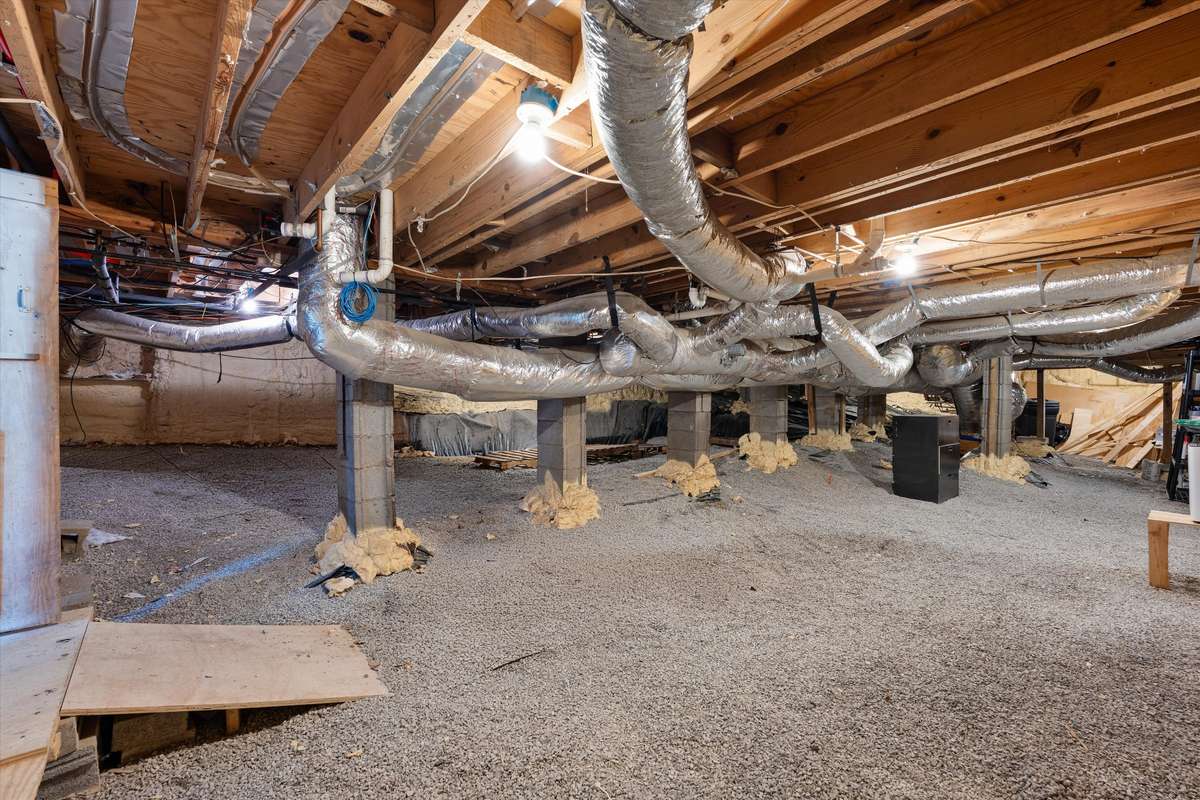 Large walk in crawl space.