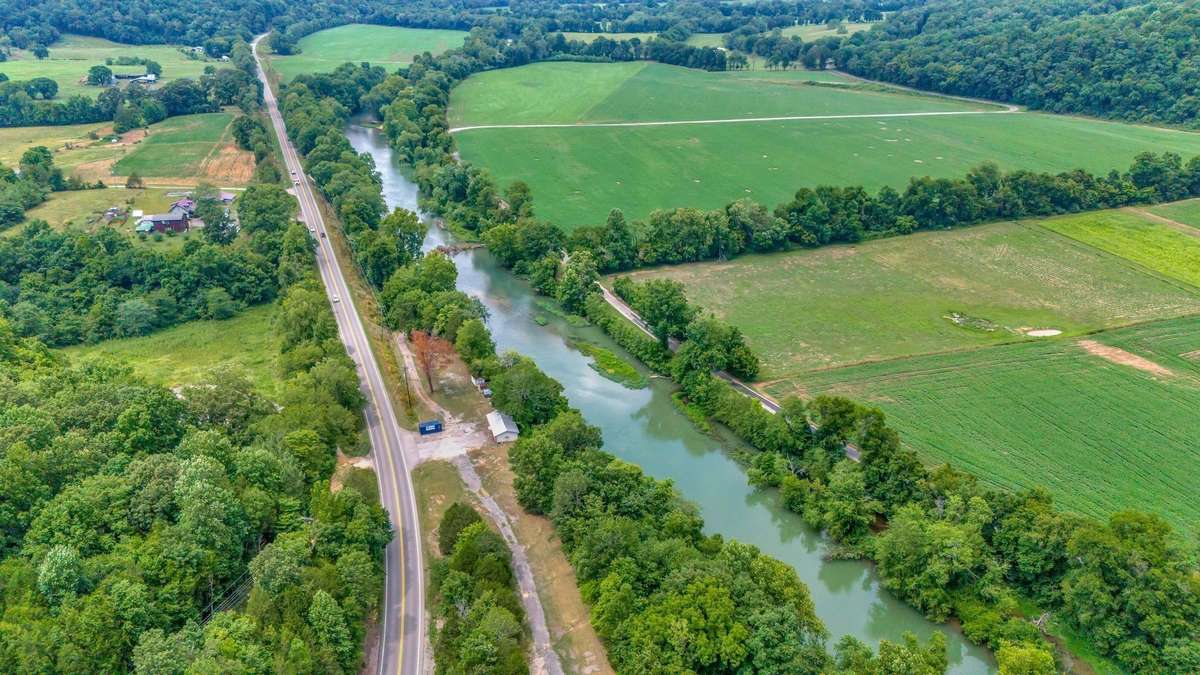 BRICK + BLOCK BUILDING has Endless Possibilities!!!
WEEKEND Fish Camp? Cool Studio /Loft for AIRBNB? Country store? Watering hole? 
Buyer to Independently Confirm any Suggested Usages or Zoning