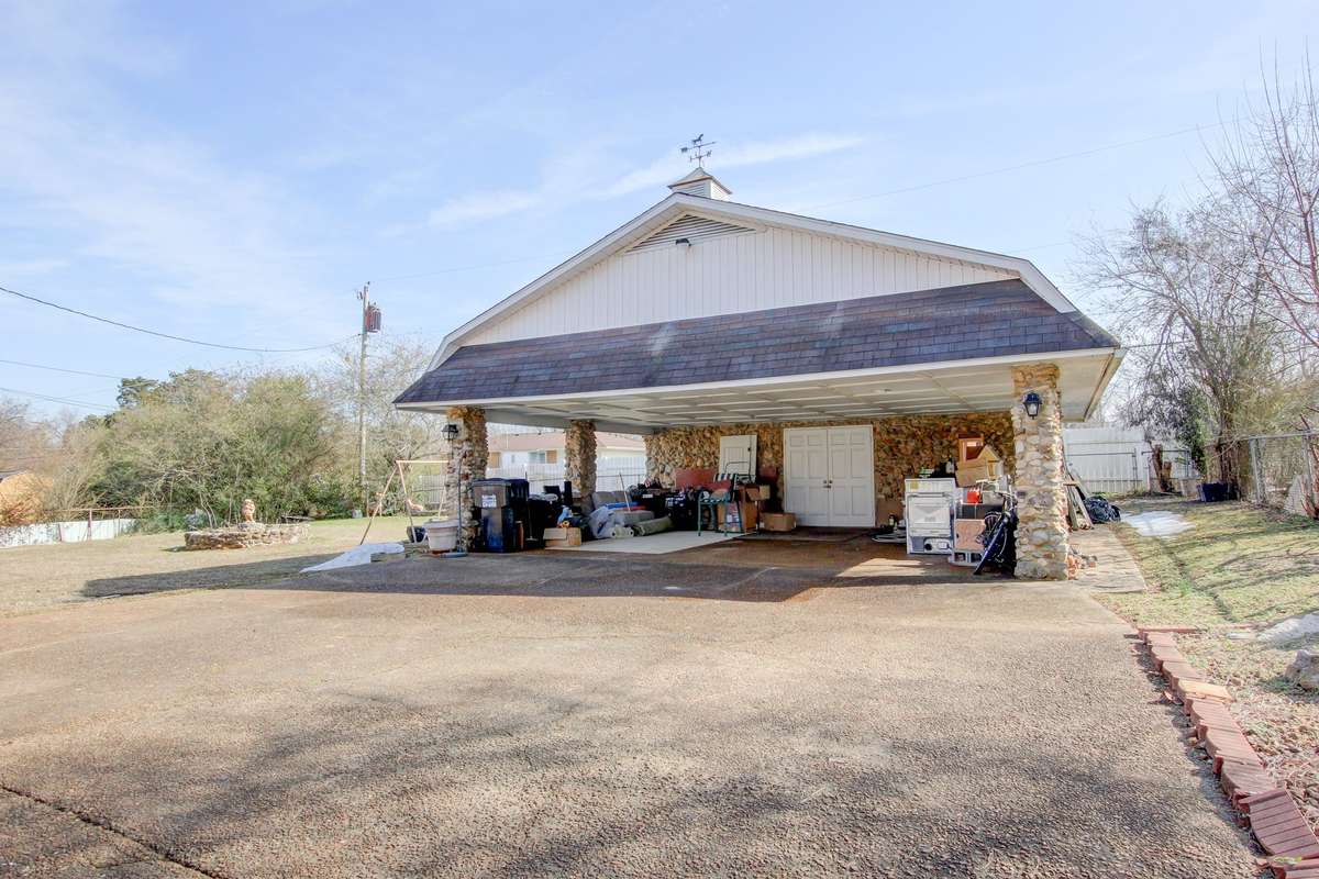 Carport w/storage