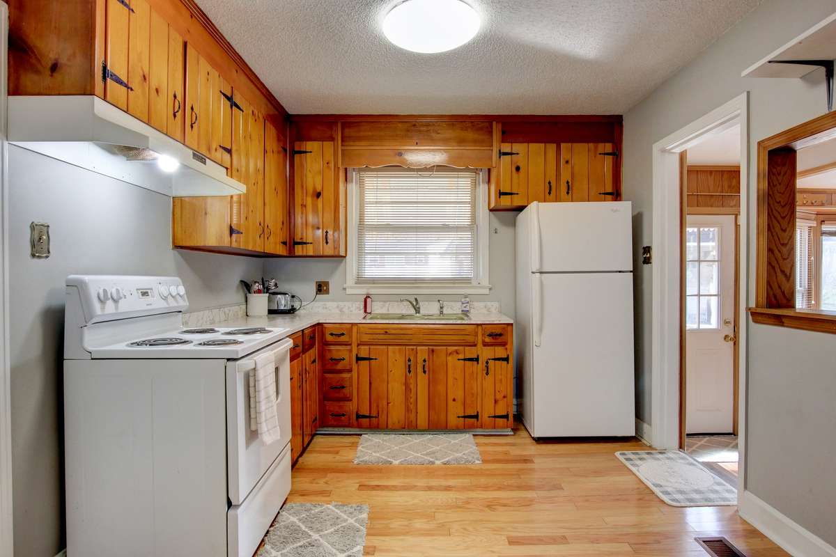 Kitchen- stove, refrigerator, range hood