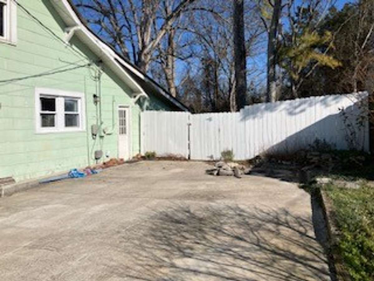 Note fenced back yard