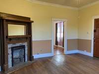 Dental mouldings in living room