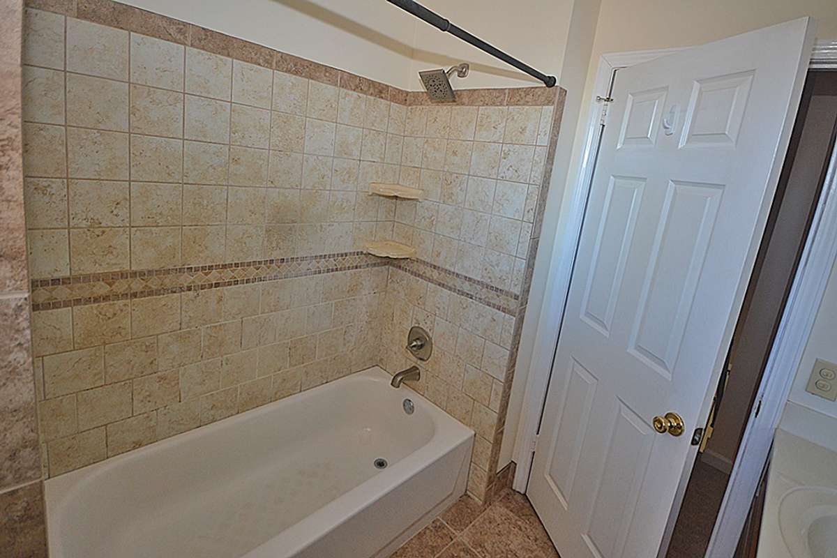 Very fine tiled shower/tub.