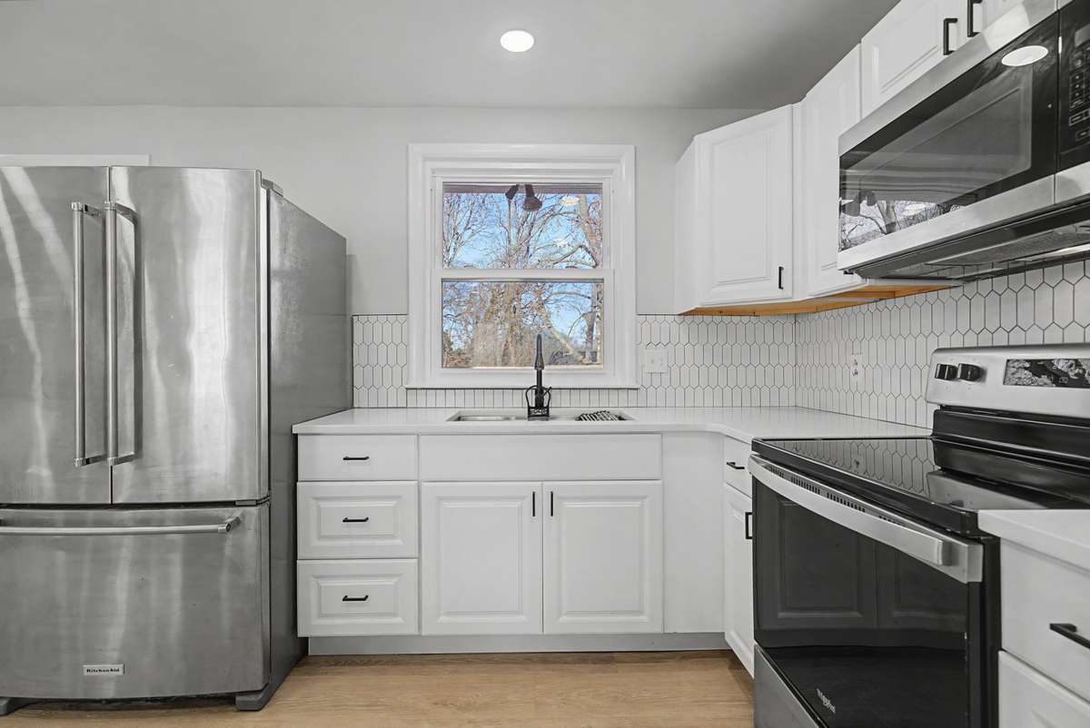 Gorgeous Kitchen with custom Tile Backsplash and SS Appliances!