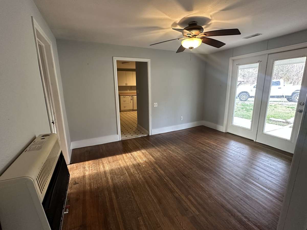 Dining room (wall units disconnected).