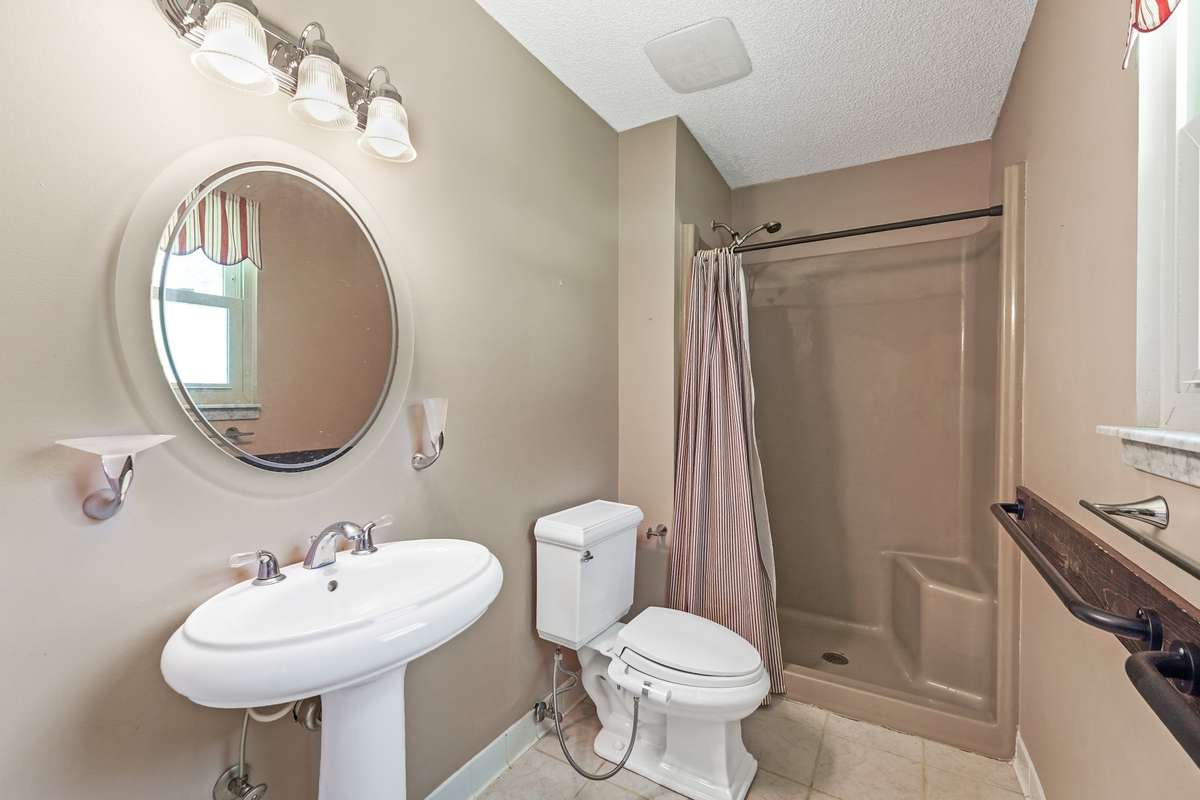 Apartment full bath