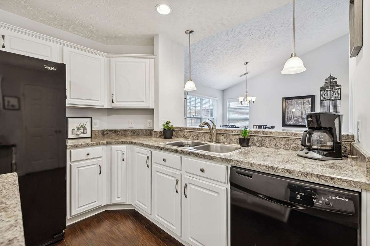 Ample cabinets with pull out drawers, & lazy susan(s)