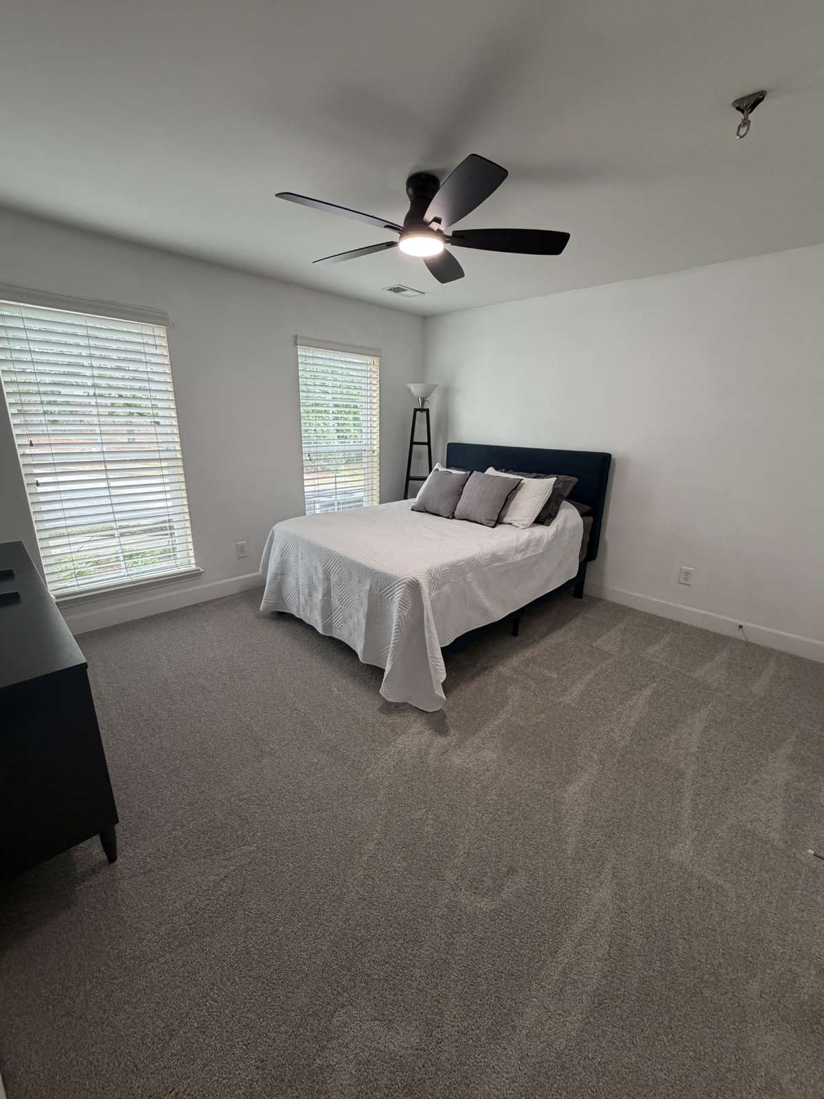 Main floor bedroom with en suite. Brand new carpet