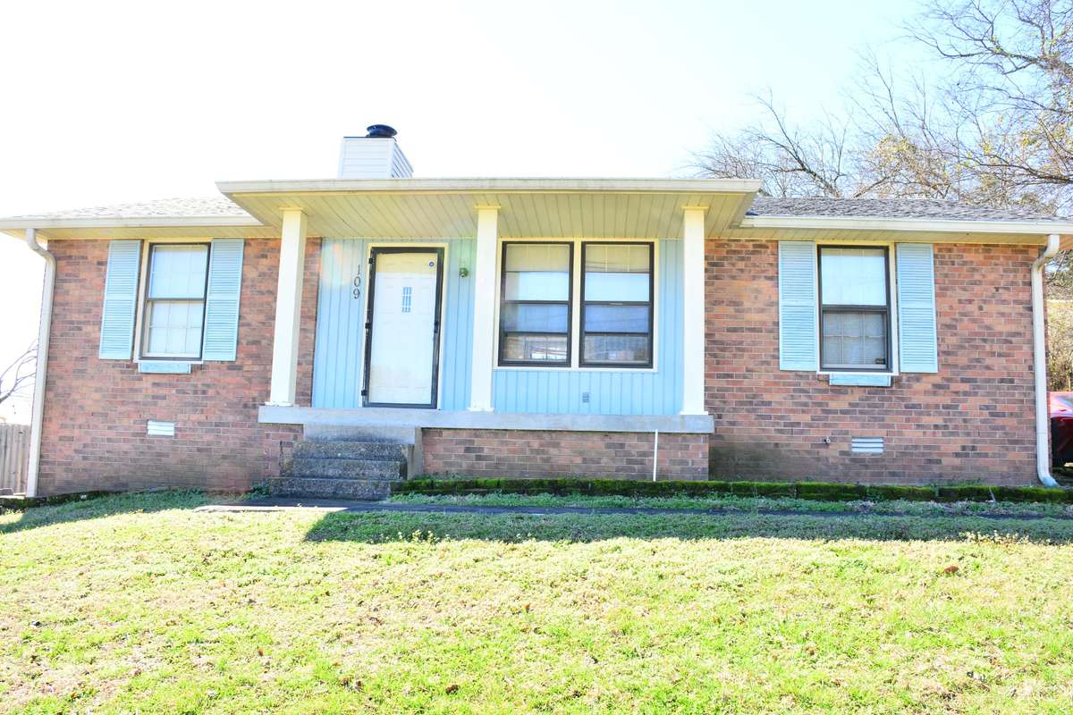 All Brick home located in Hendersonville near interstates, shopping, and I-65. It is located in a well-established neighborhood just waiting for you to call it home.