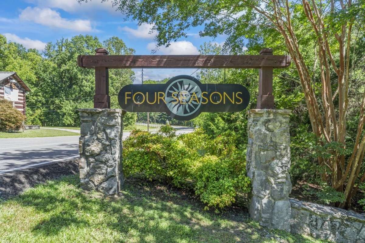 Welcome to the Four Seasons Resort. Gated community with access to the Four Seasons Marina.