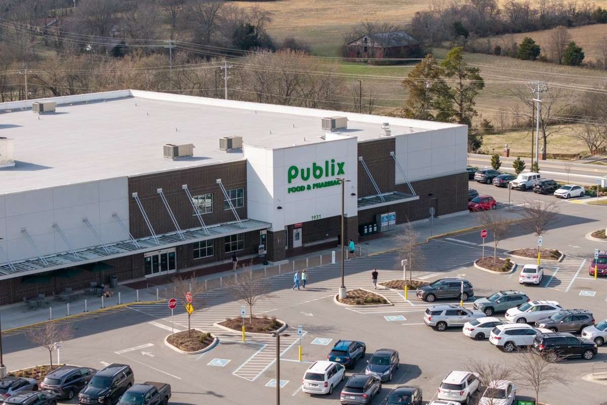 Shopping within walking distance!