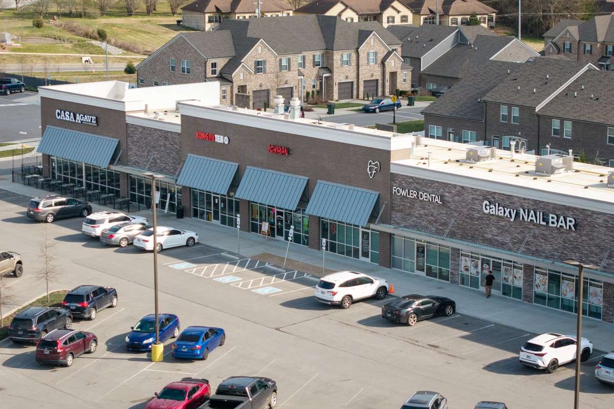 Shopping & Restaurants within walking distance!