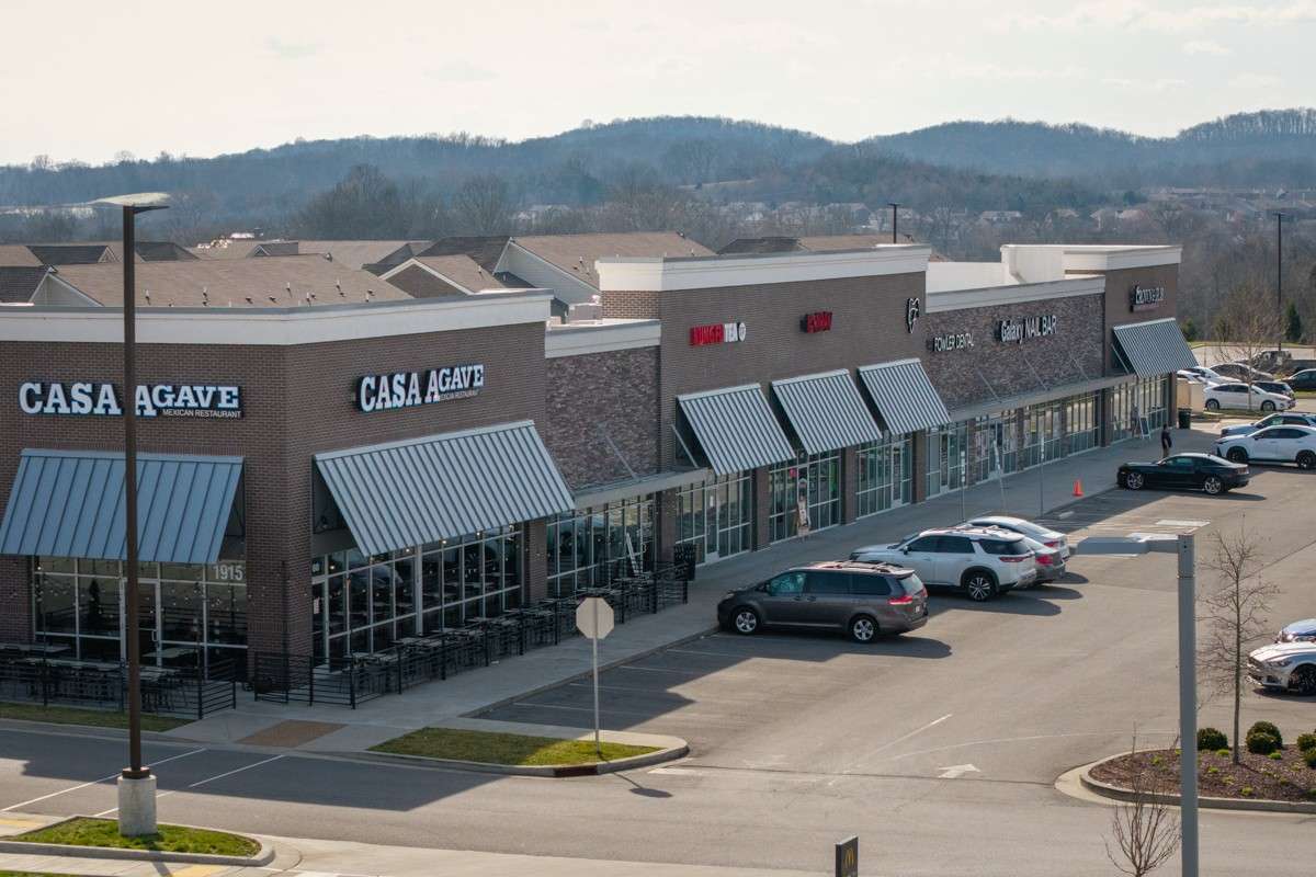 Shopping & Restaurants within walking distance!