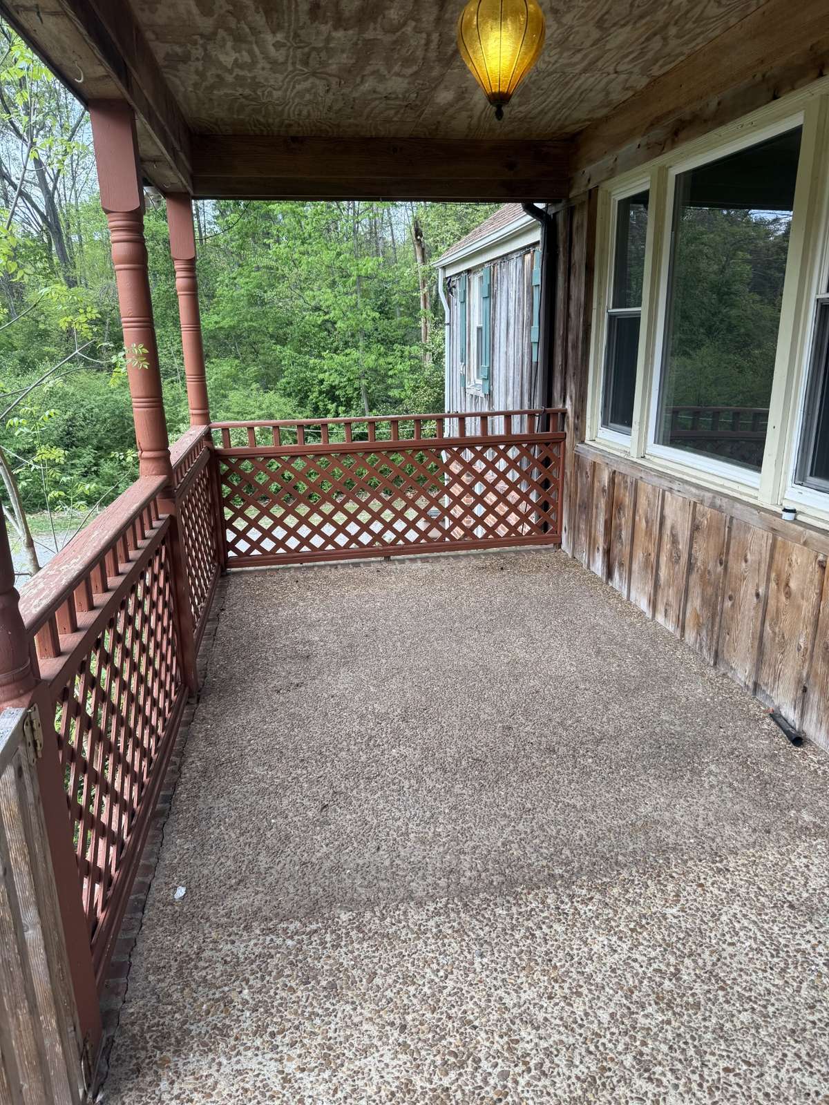 Fully covered rocking-chair front porch